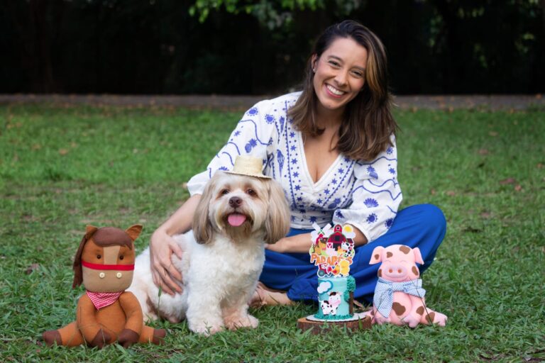 Adriana, especialista em confeitaria pet, com seu cão e produtos artesanais