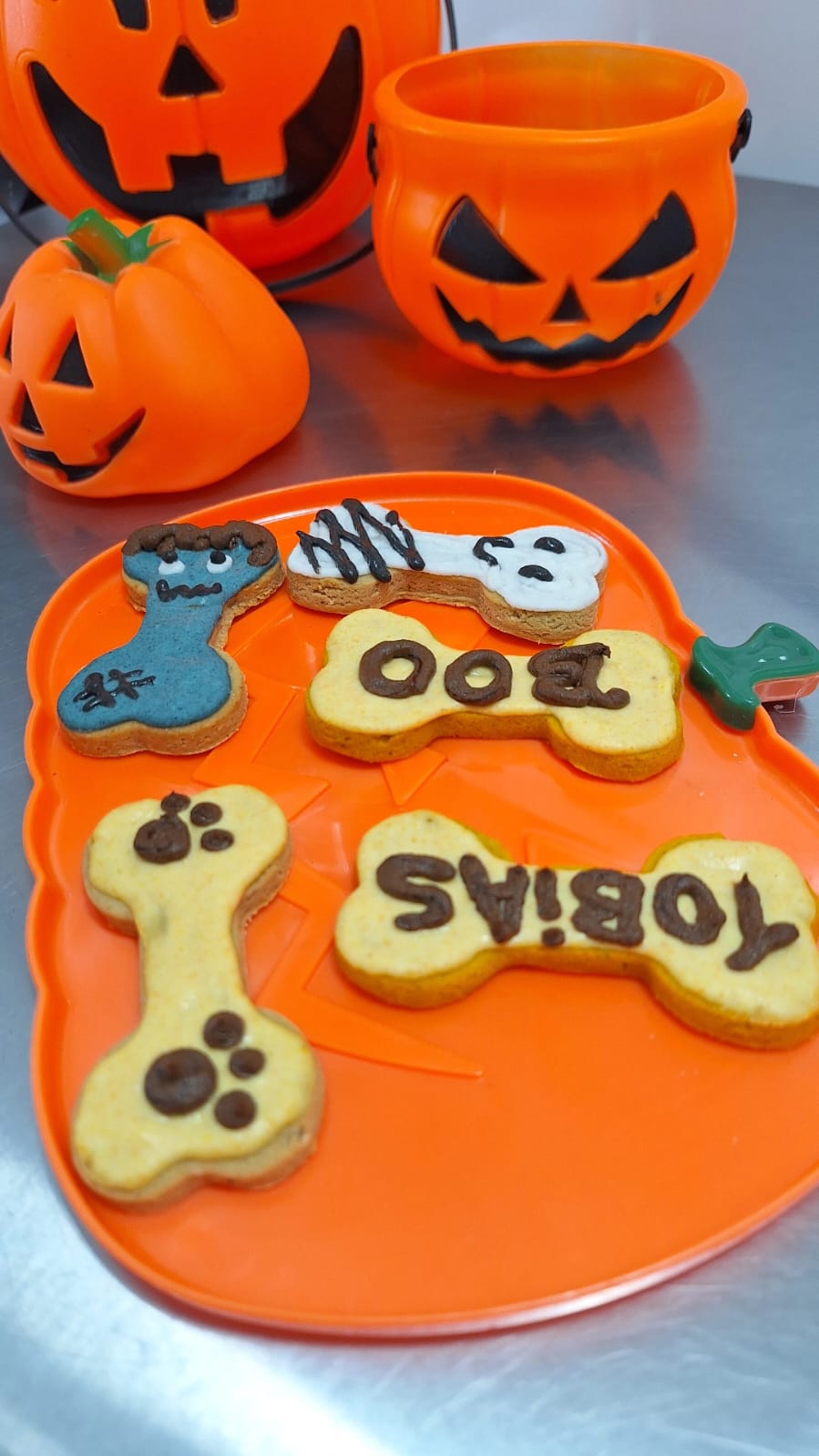 Variedade de petiscos temáticos de Halloween para cães